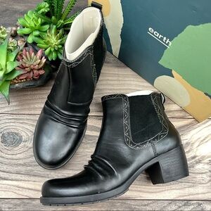 NIB Earth Denali Aspect Black Leather Pull On Ankle Bootie Boots 8M 39